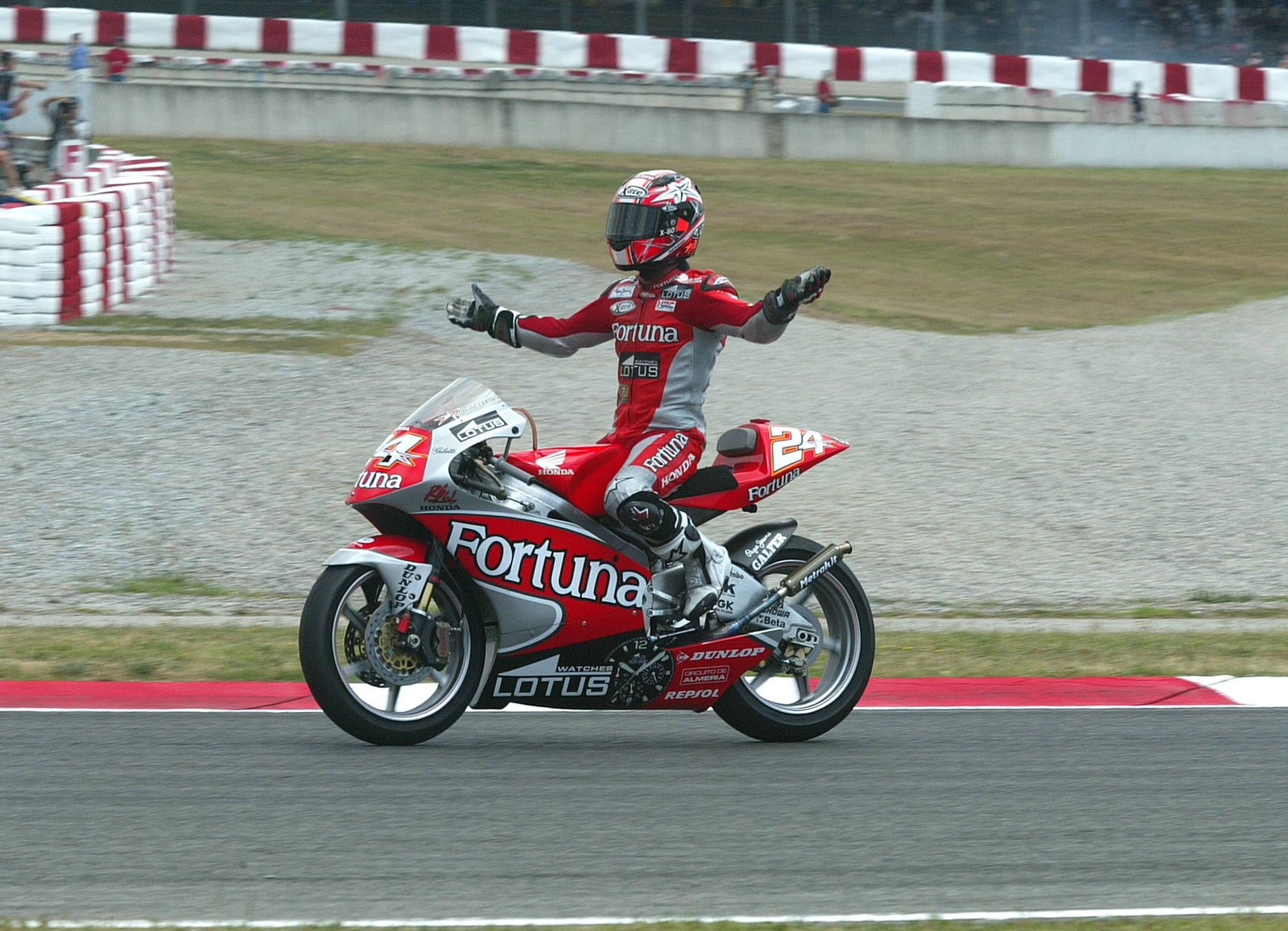 Elias celebrates, Catalunya 250GP race 2004