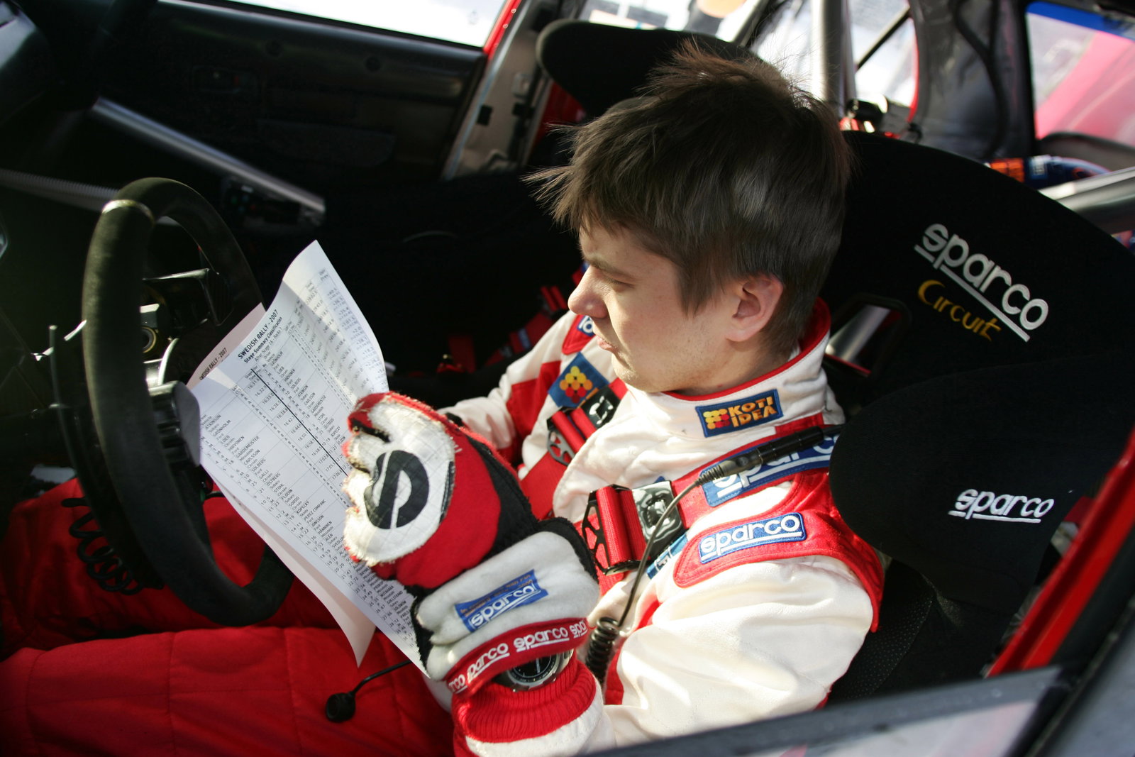 Toni Gardemeister (FIN) prepares reading the stage notes, MMSP Ltd Mitsubishi Lancer WR05. Swedish R
