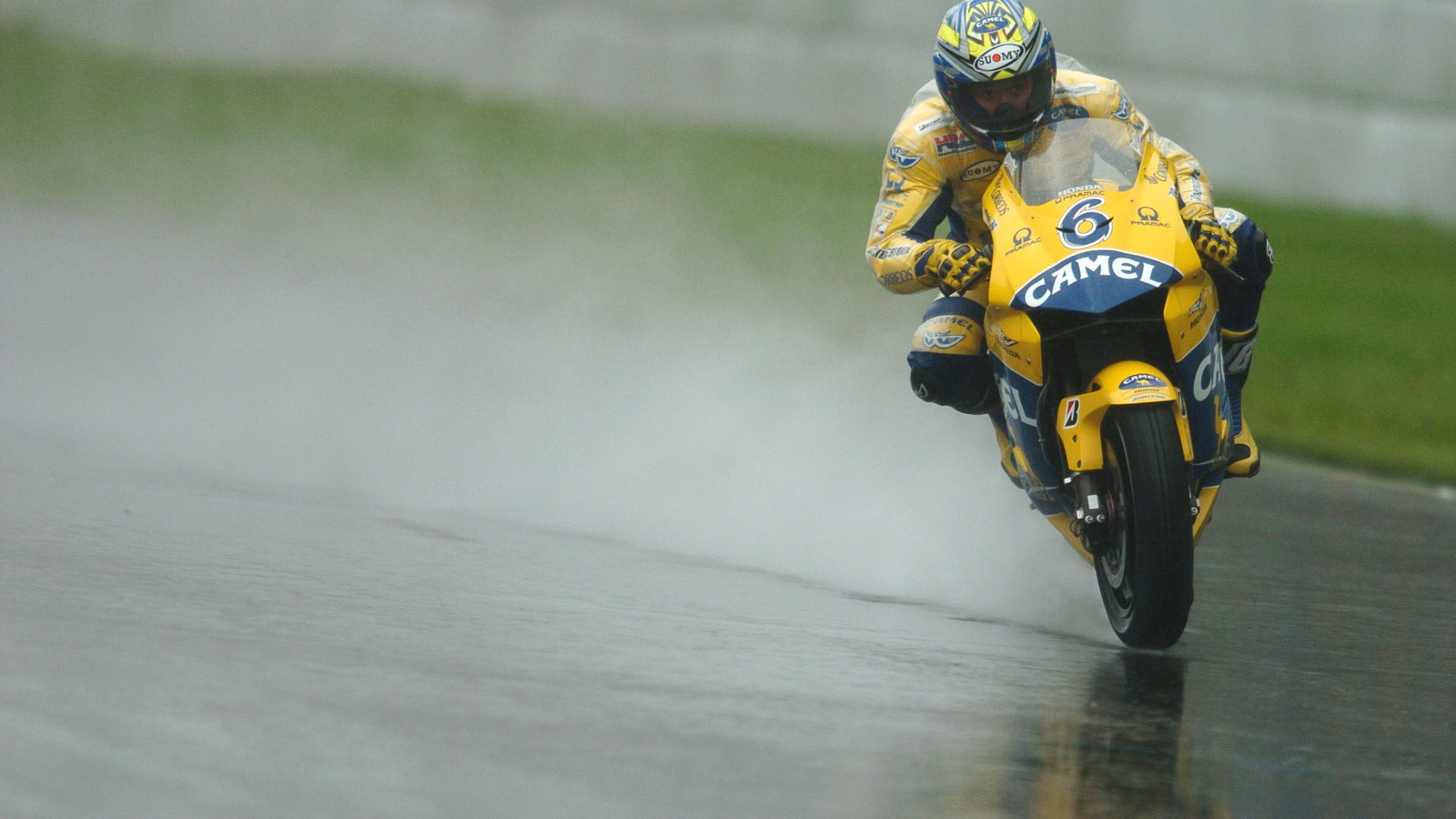 Tamada slides in the wet, Dutch MotoGP, 2004