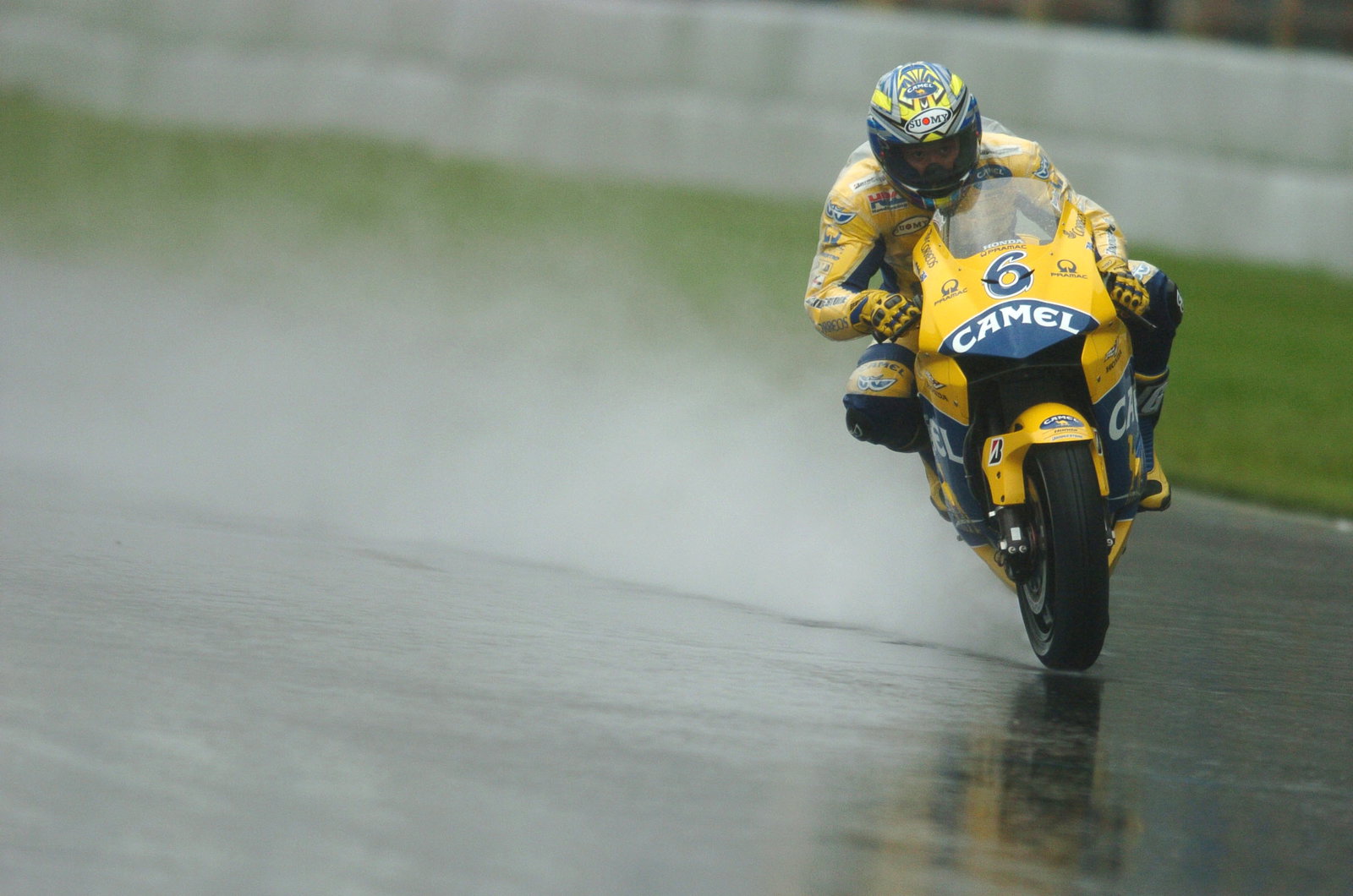 Tamada slides in the wet, Dutch MotoGP, 2004