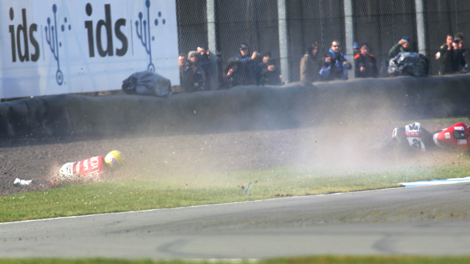 Bayliss crash, race 1 WSBK, Donington 2007
