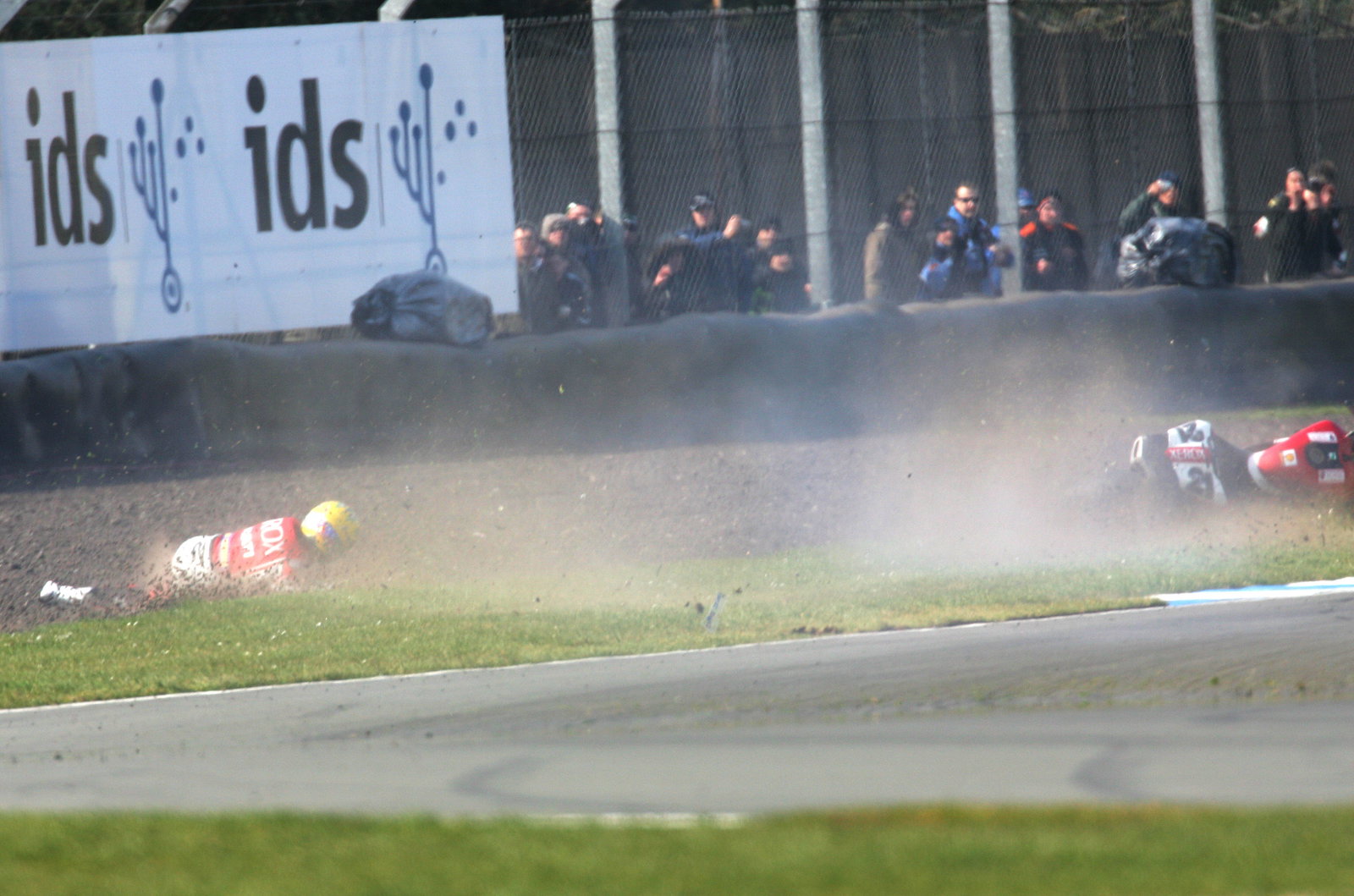 Bayliss crash, race 1 WSBK, Donington 2007