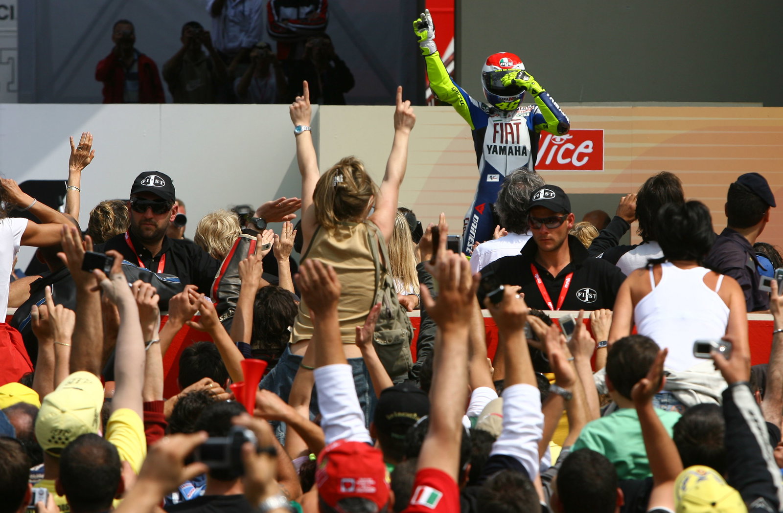 Rossi `I love you` to his fans, Italian MotoGP 2007