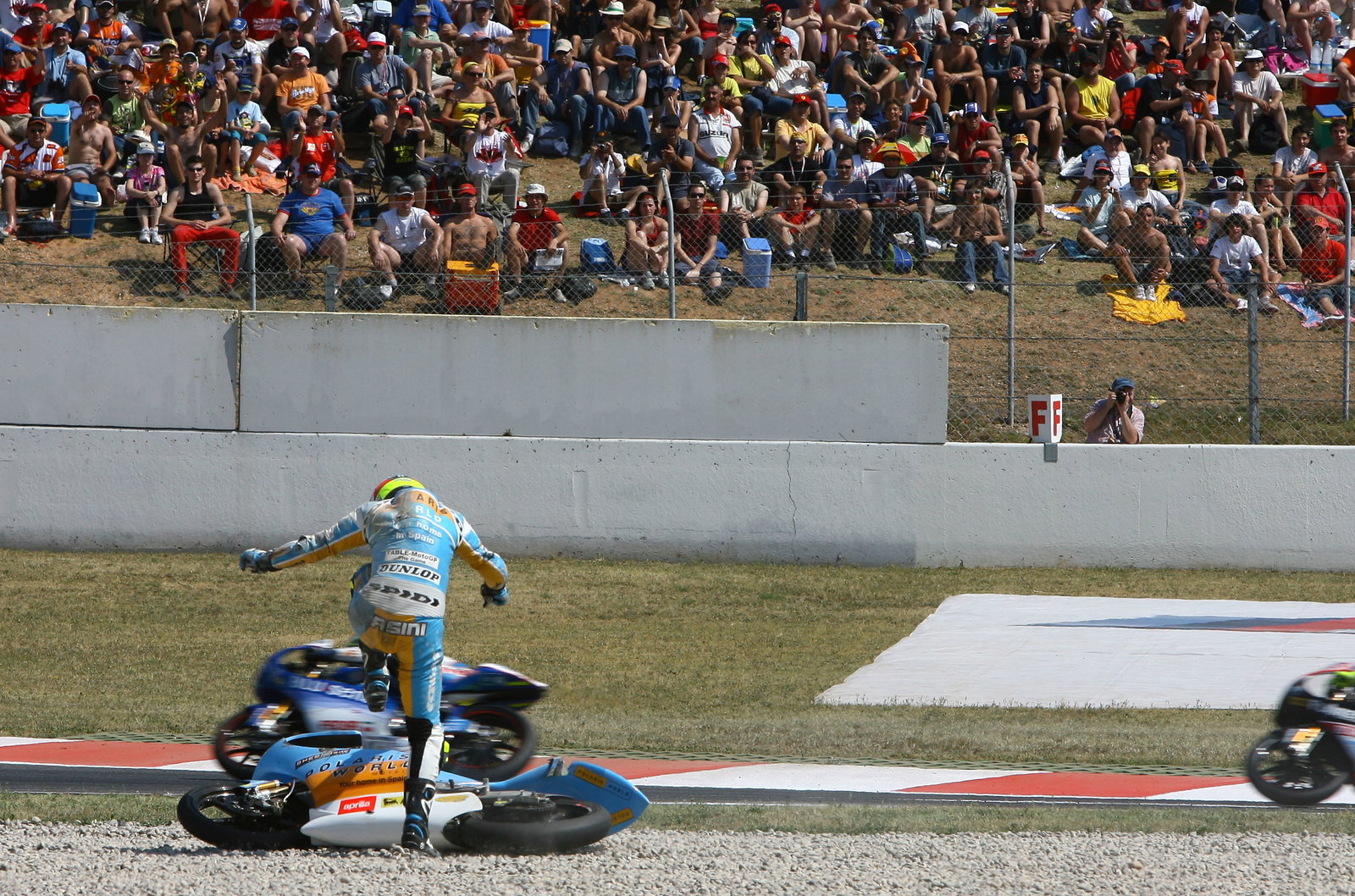 Pasini kicks bike, Catalunya 125GP 2007