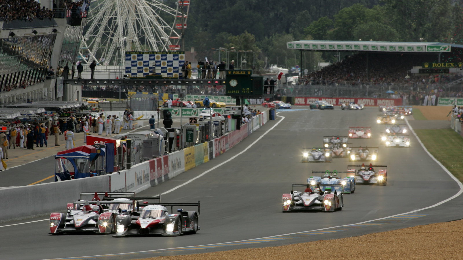 Le Mans 2007, Race Start - Peugeot leads