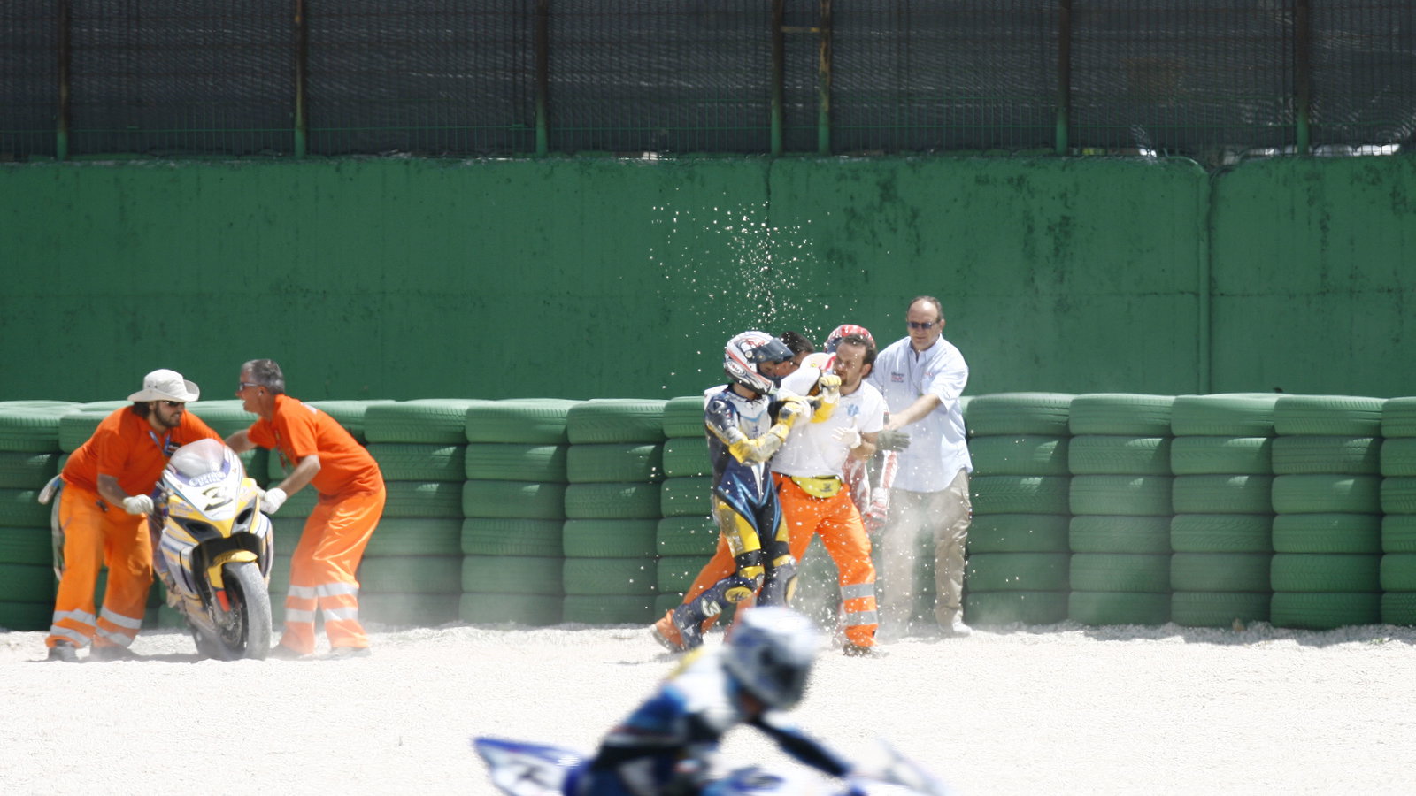Biaggi, Haga throwing stones, San Marino WSBK Race 1 2007