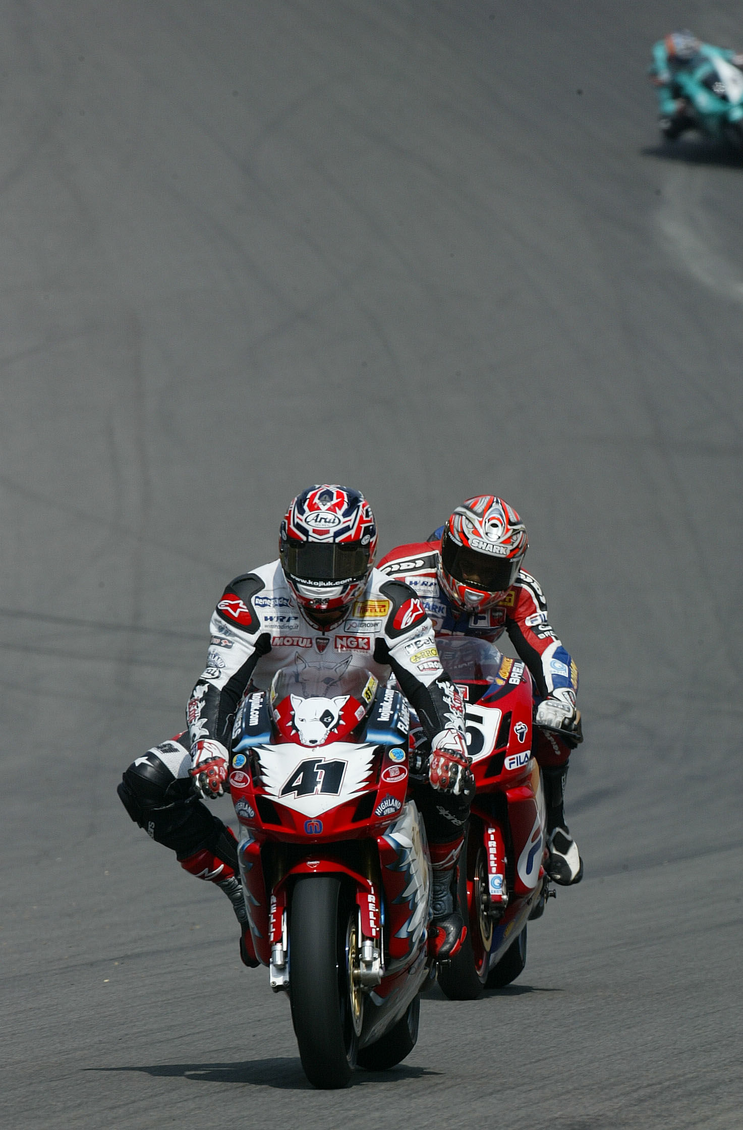 Haga and Laconi, Brands Hatch WSBK, race 1, 2004