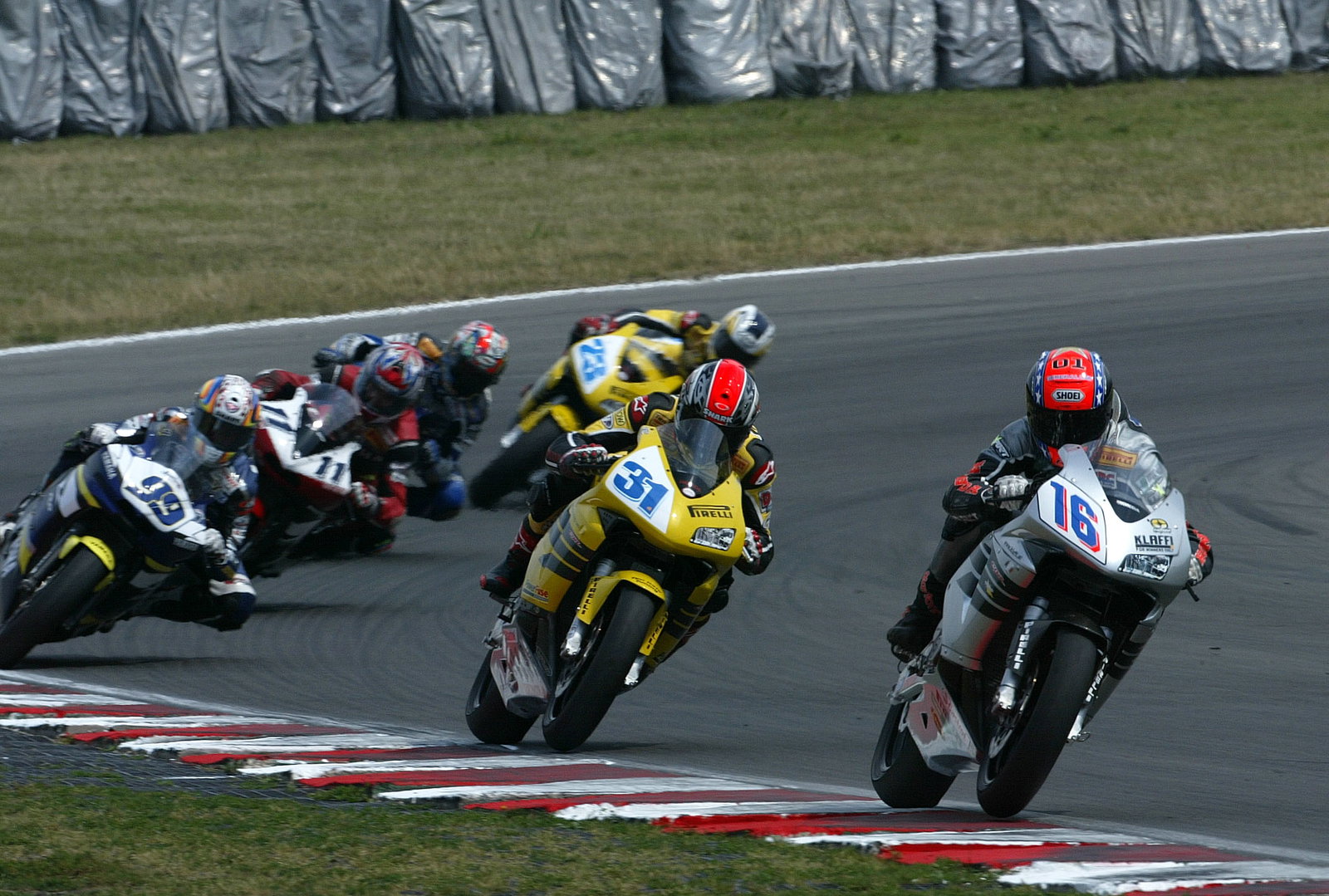 Charpentier leads, Foret about to fall, Brands Hatch WSS, 2004