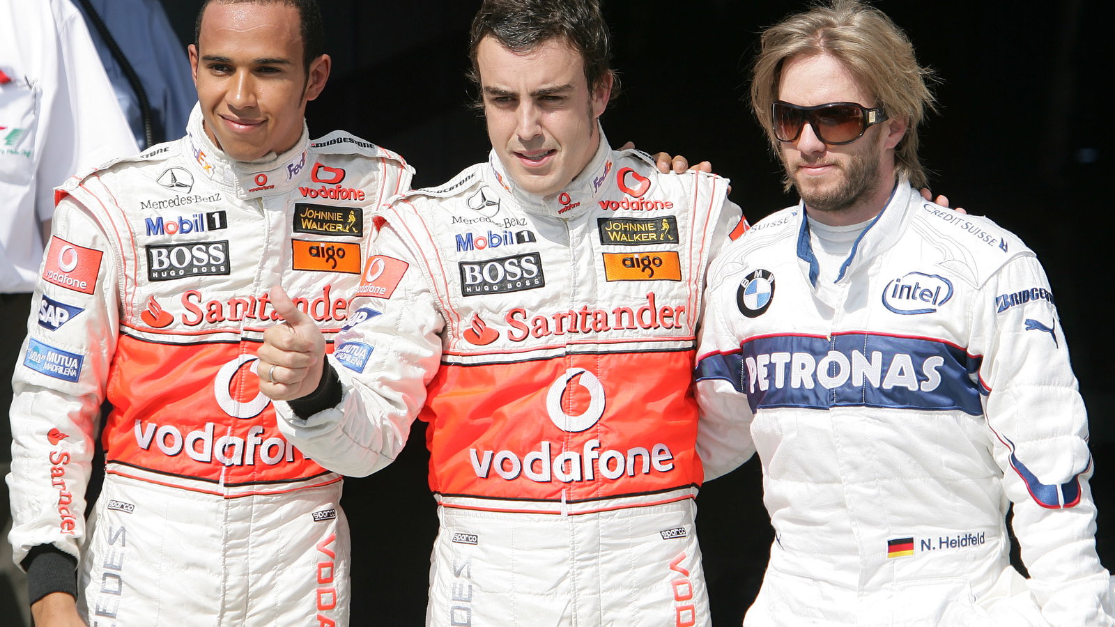 Lewis Hamilton (GBR) McLaren MP4/22, Fernando Alonso (ESP) McLaren MP4/22, Nick Heidfeld (GER) BMWSa