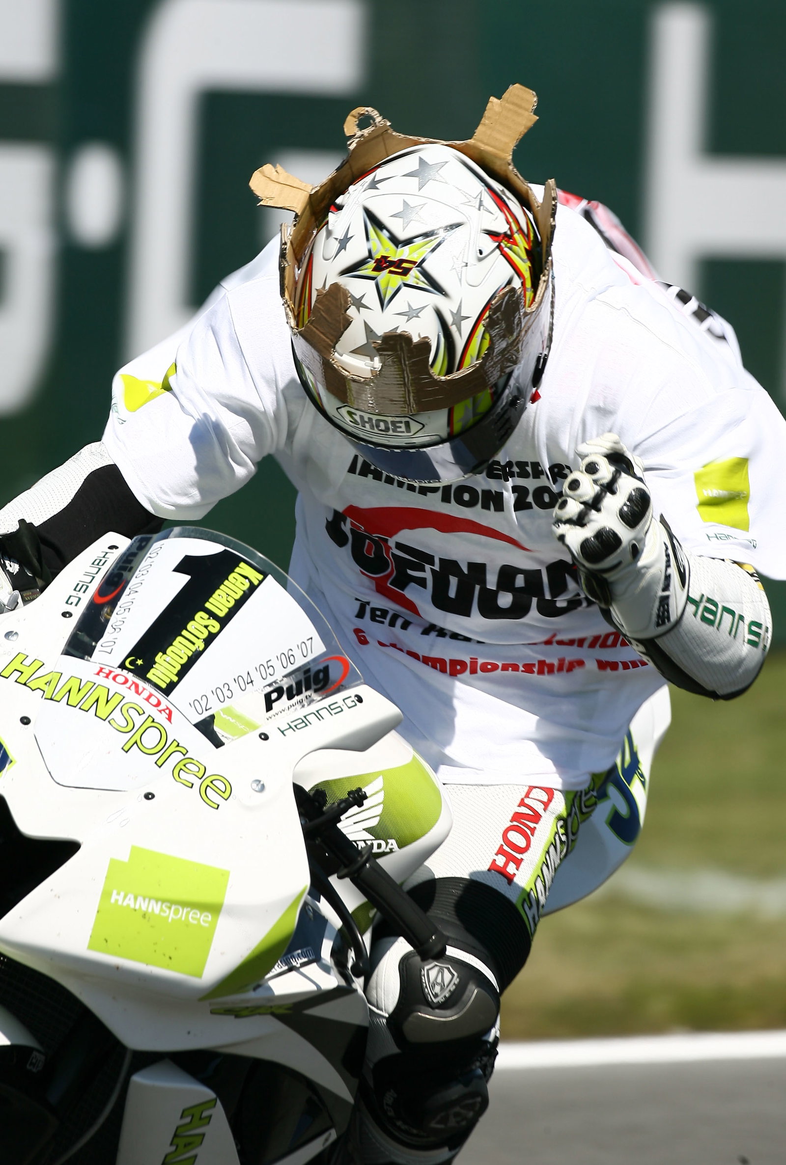 Sofuoglu, Celebrates becoming 2007 WSS Champion, Brands Hatch WSS Race 2007