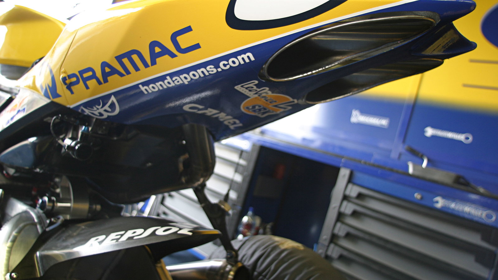 Biaggi`s Honda with new exhaust, Czech MotoGP 2004