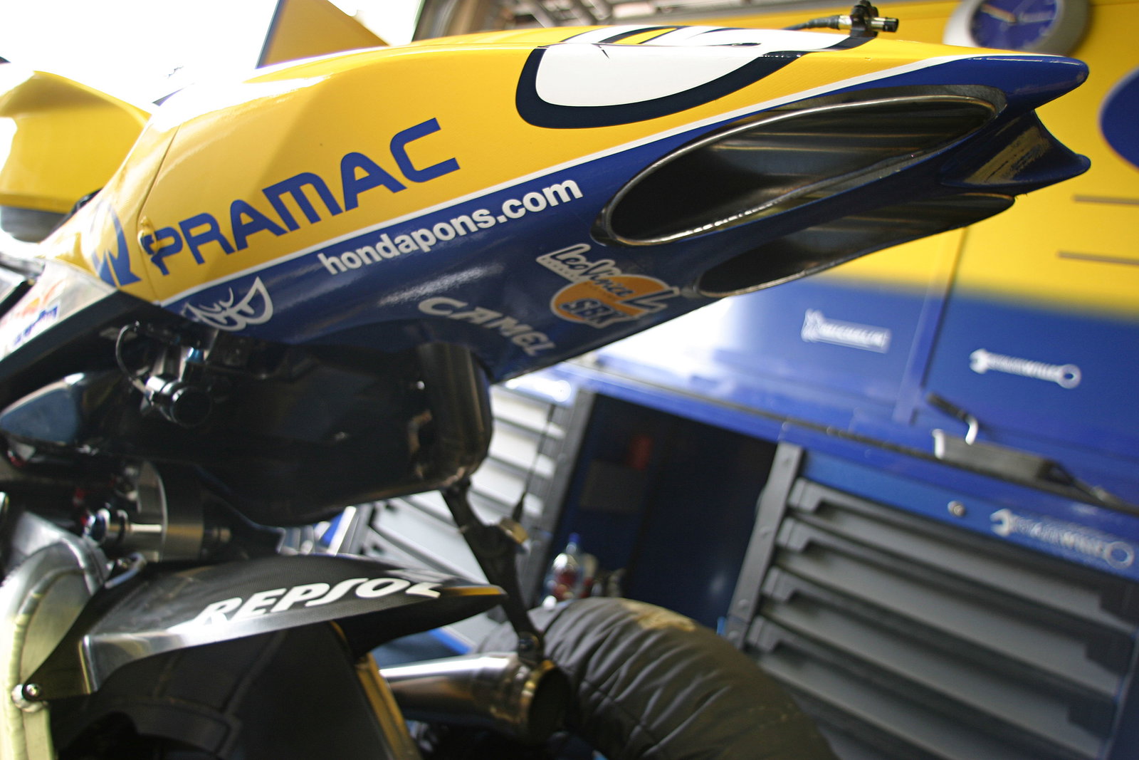 Biaggi`s Honda with new exhaust, Czech MotoGP 2004