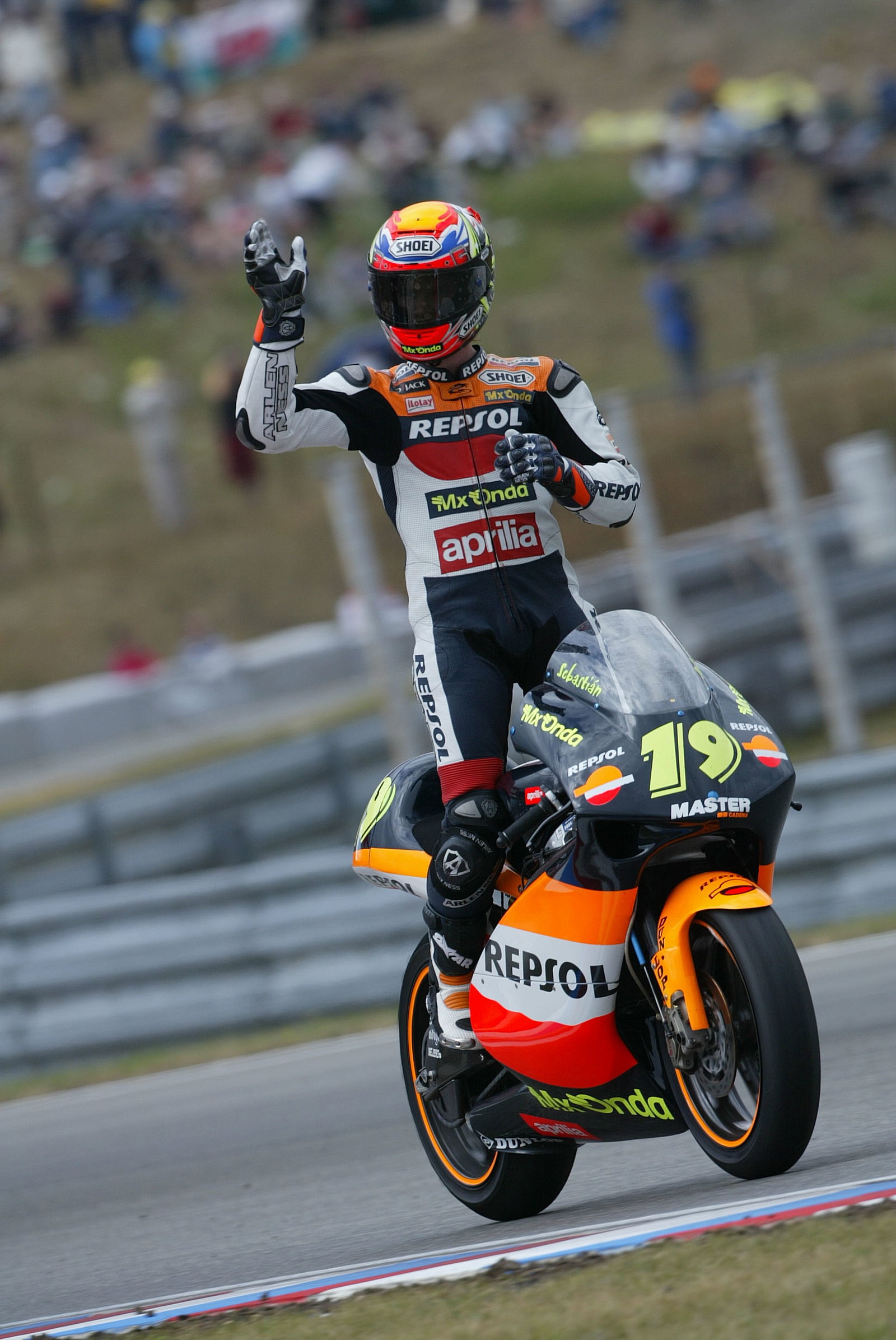 Porto celebrates win, Czech 250GP, 2004