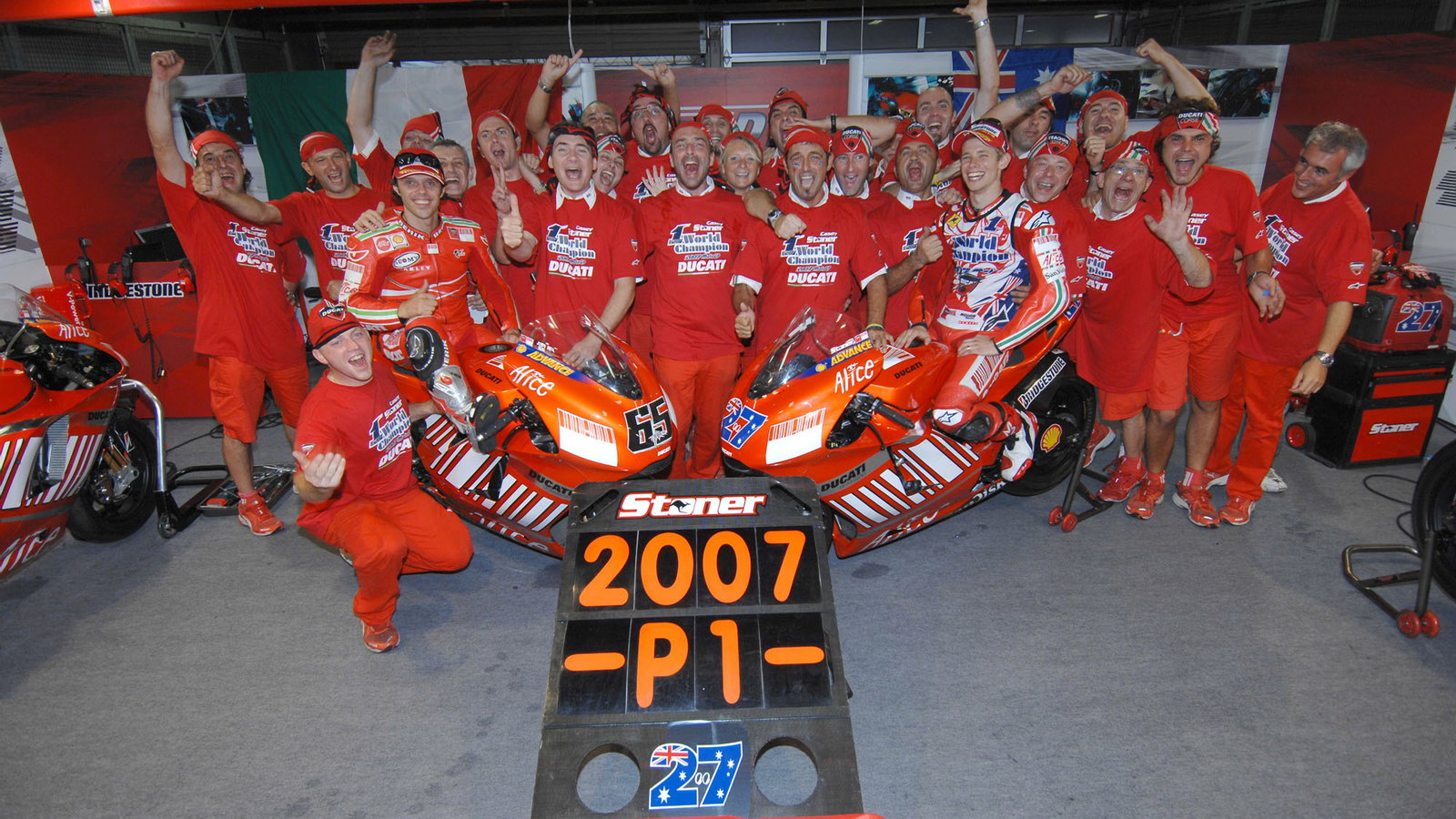 Stoner and team celebrate, Japanese MotoGP 2007