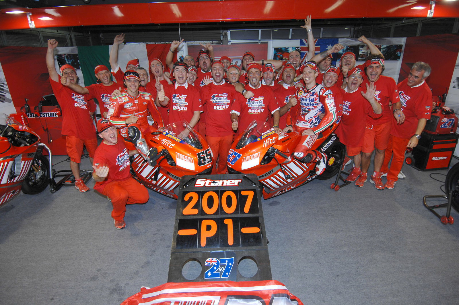 Stoner and team celebrate, Japanese MotoGP 2007