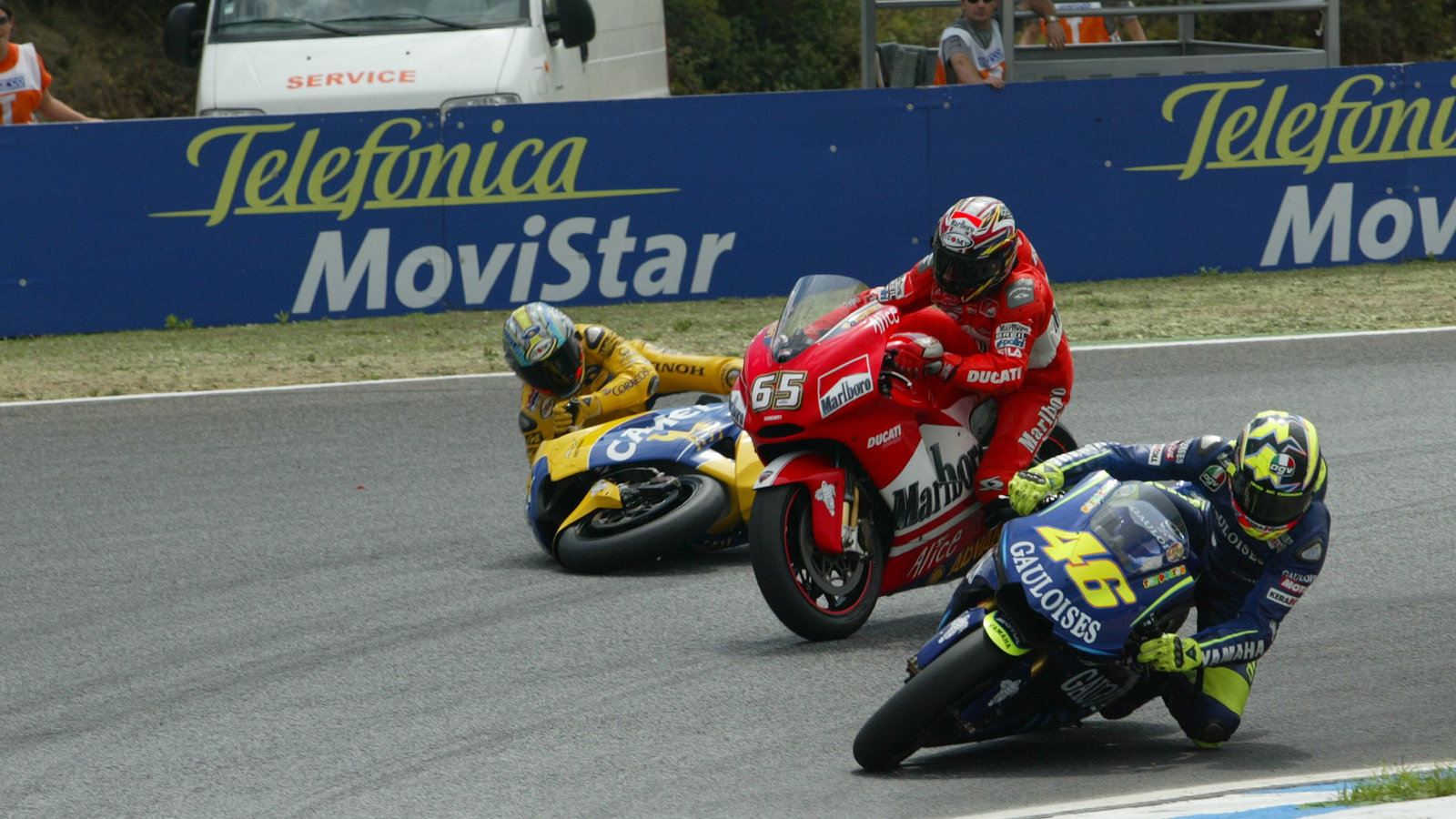 Biaggi crashes after hitting Capirossi, Portuguese MotoGP Race 2004