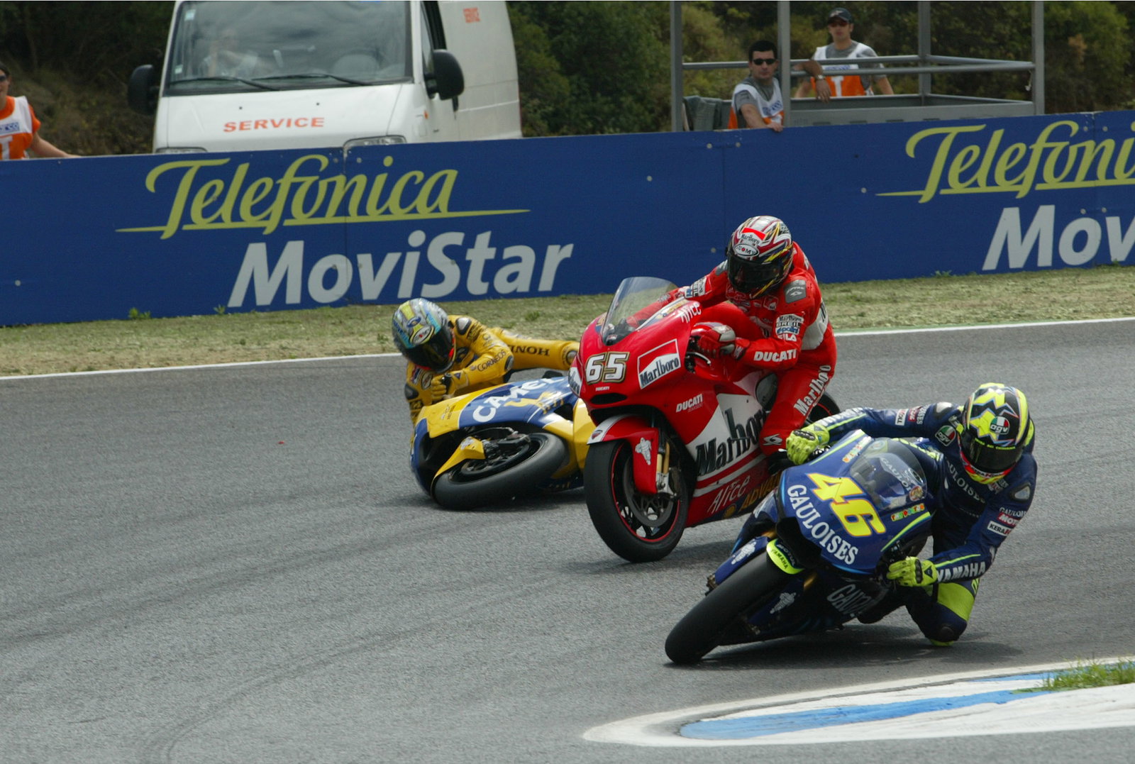 Biaggi crashes after hitting Capirossi, Portuguese MotoGP Race 2004