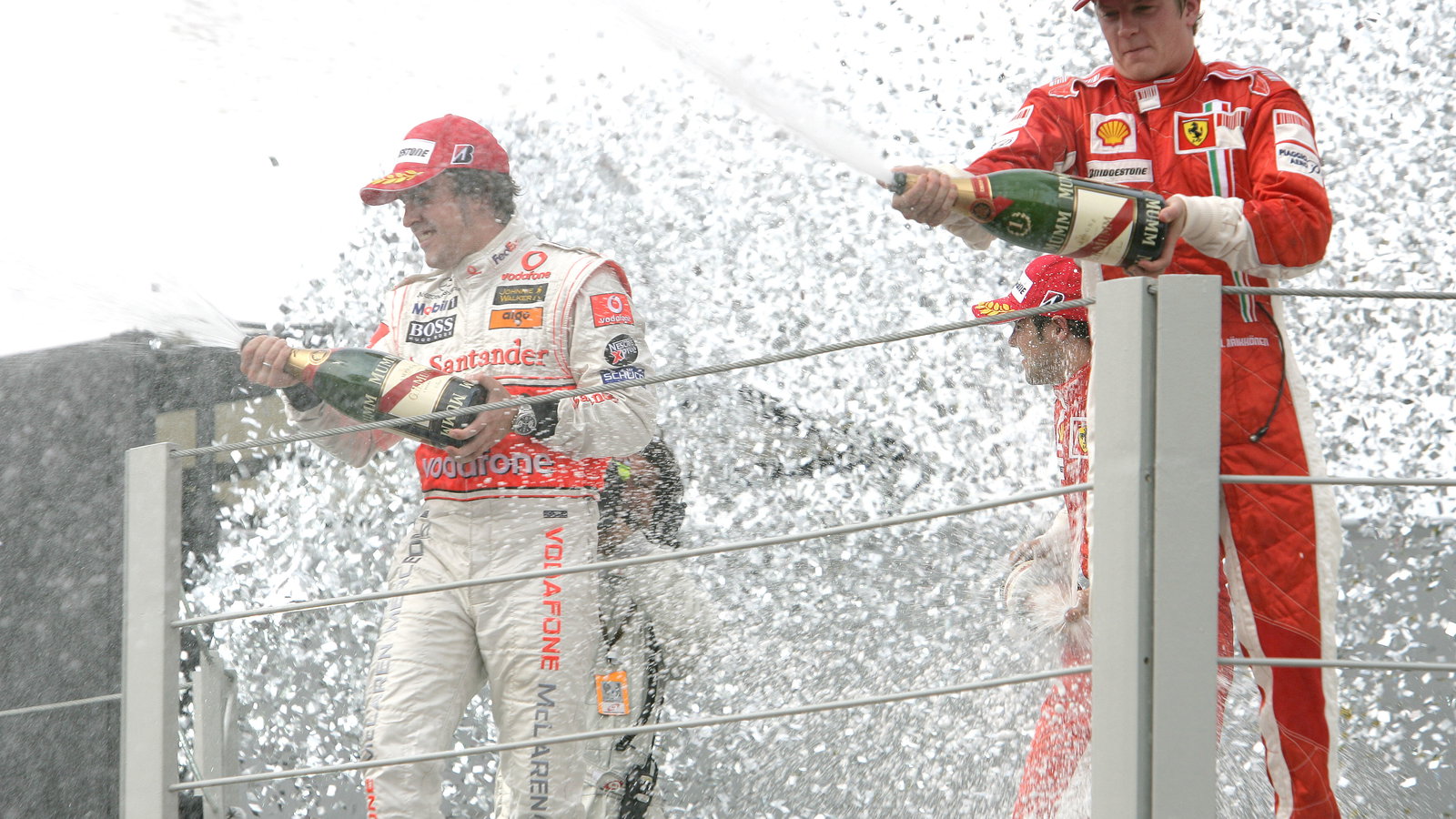 Fernando Alonso (ESP) McLaren MP4/22, Kimi Raikkonen (FIN) Ferrari F2007, Brazilian F1, Interlagos, 