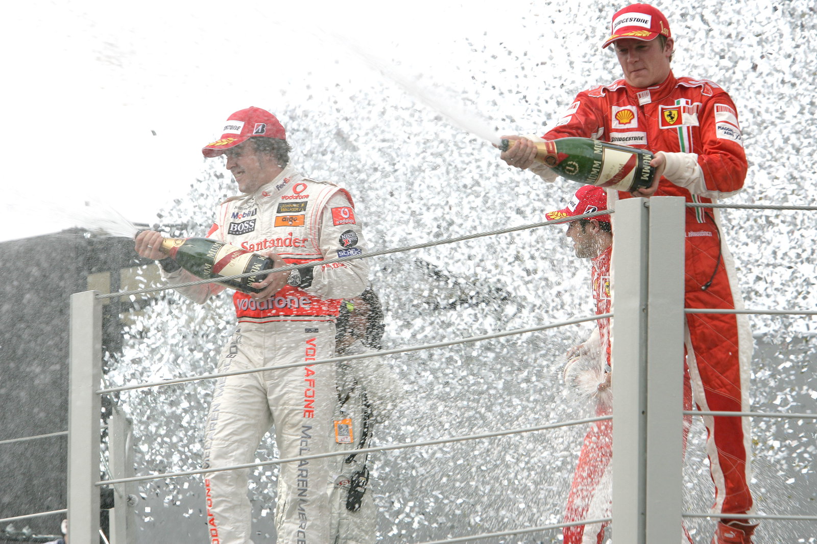 Fernando Alonso (ESP) McLaren MP4/22, Kimi Raikkonen (FIN) Ferrari F2007, Brazilian F1, Interlagos, 