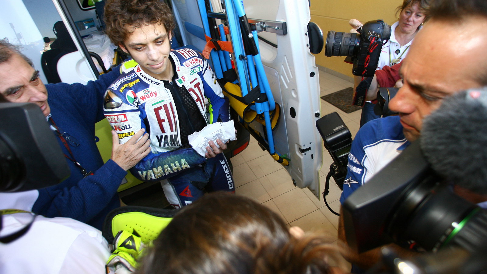 Rossi with injured hand, Valencia MotoGP 2007