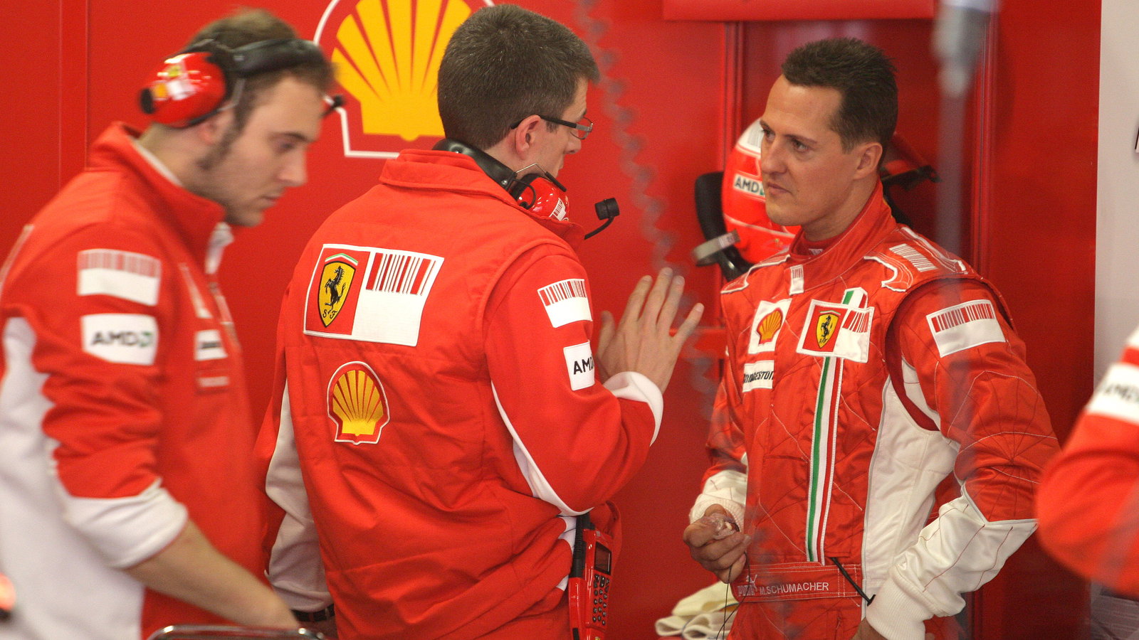 Chris Dyer (AUS), Michael Schumacher (GER) Ferrari F2007, Barcelona F1 Test, 13-15th, November, 2007