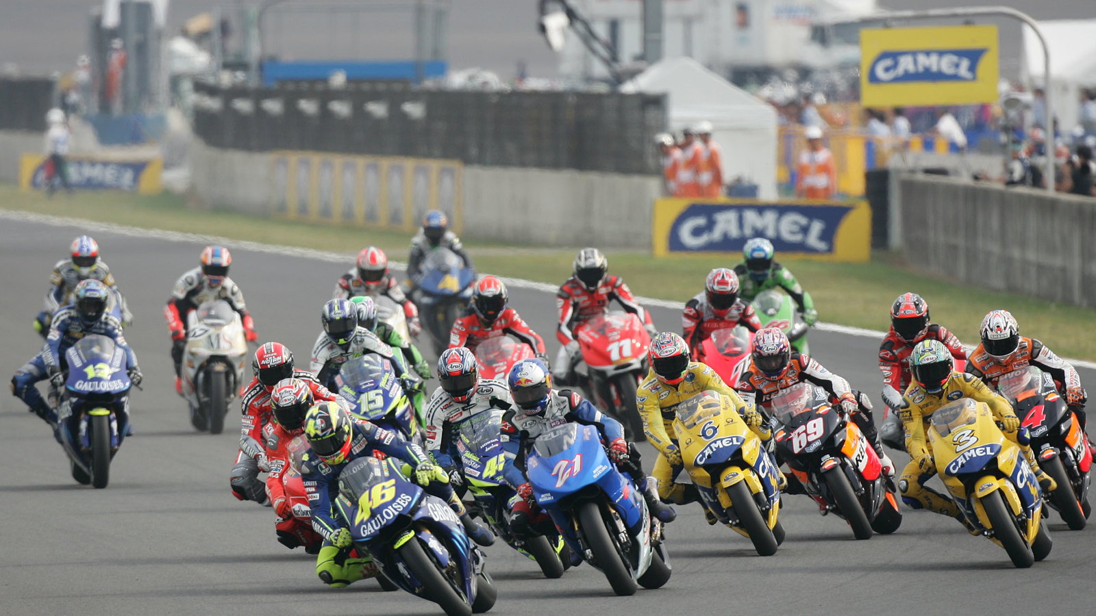 Rossi leads Hopkins at start, Japanese MotoGP Race, 2004
