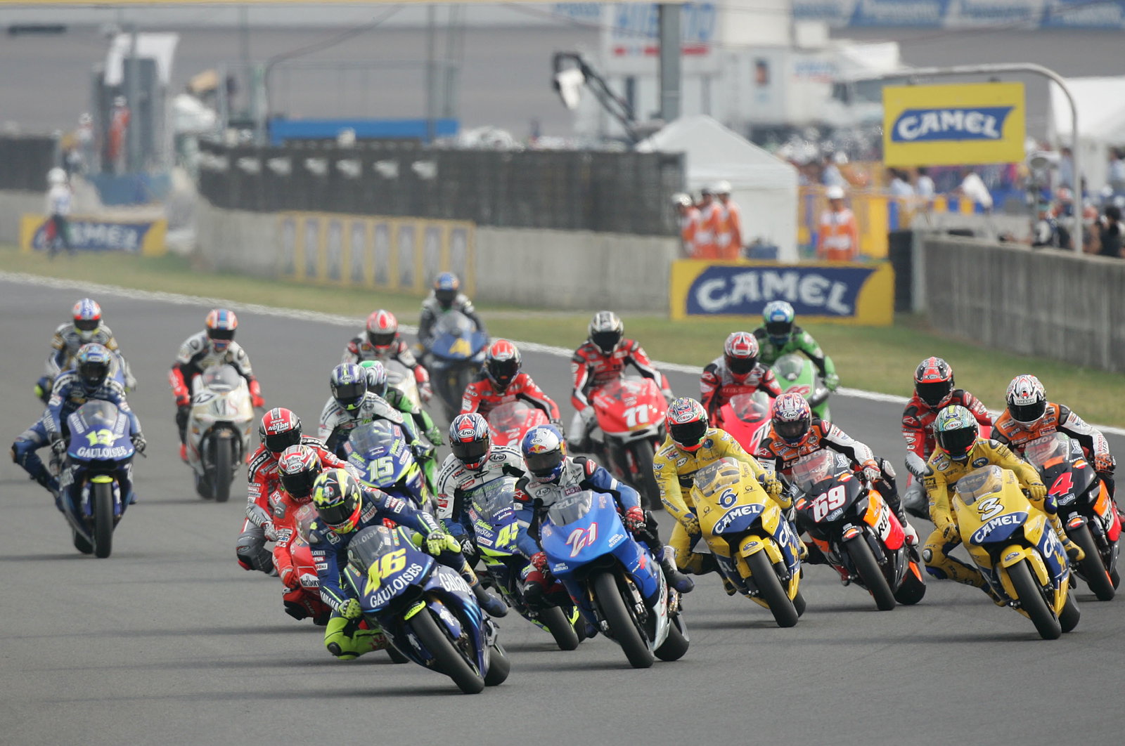 Rossi leads Hopkins at start, Japanese MotoGP Race, 2004