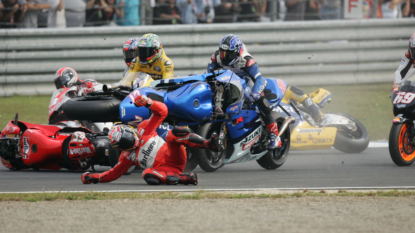 1st lap crash, Japanese MotoGP Race, 2004
