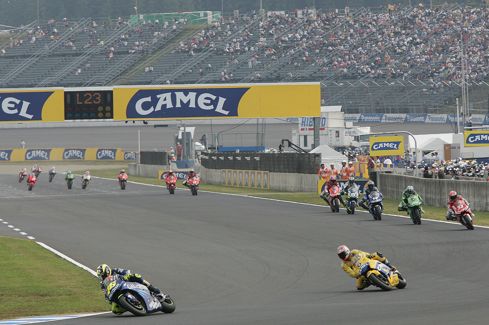 Rossi leads 2nd lap, Japanese MotoGP Race, 2004