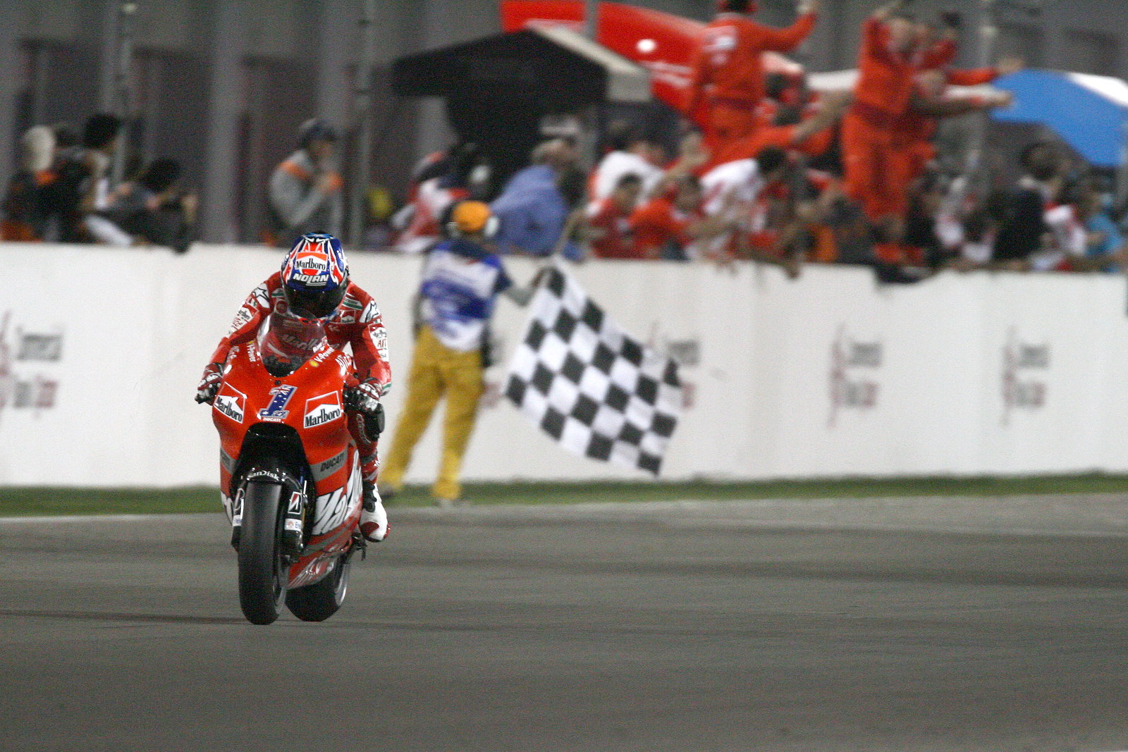 Stoner takes Chequered Flag, Qatar MotoGP Race 2008
