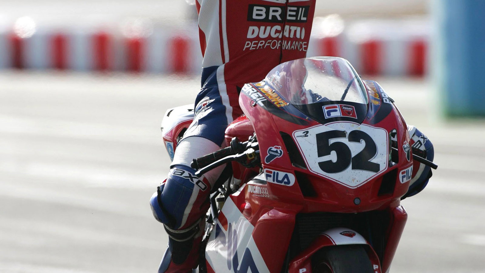 Toseland Wins World Championship, Magny Cours WSBK,2004