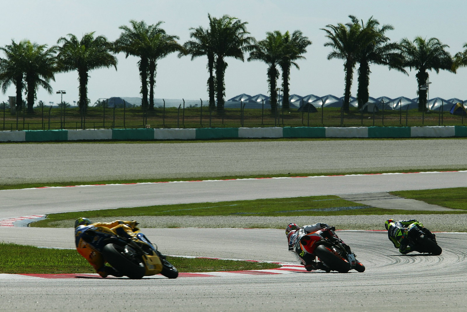 Rossi leads Barros and Biaggi, Malaysian MotoGP Race 2004