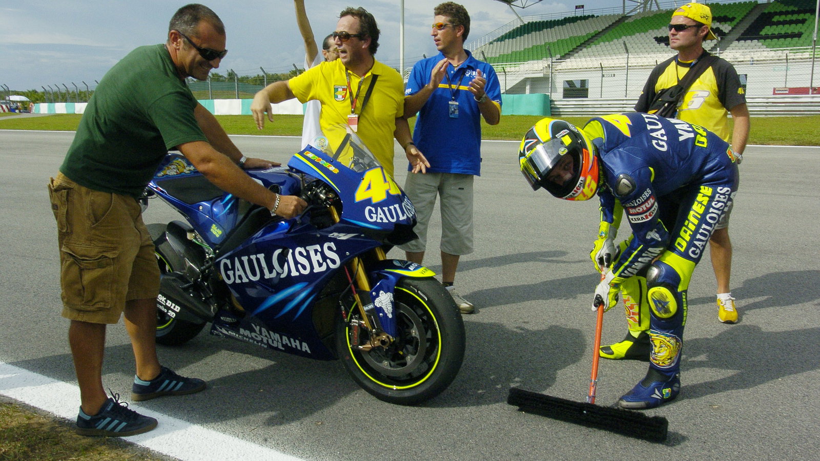 Rossi Sweeps The Track As A Joke, Malaysian MotoGP Race 2004