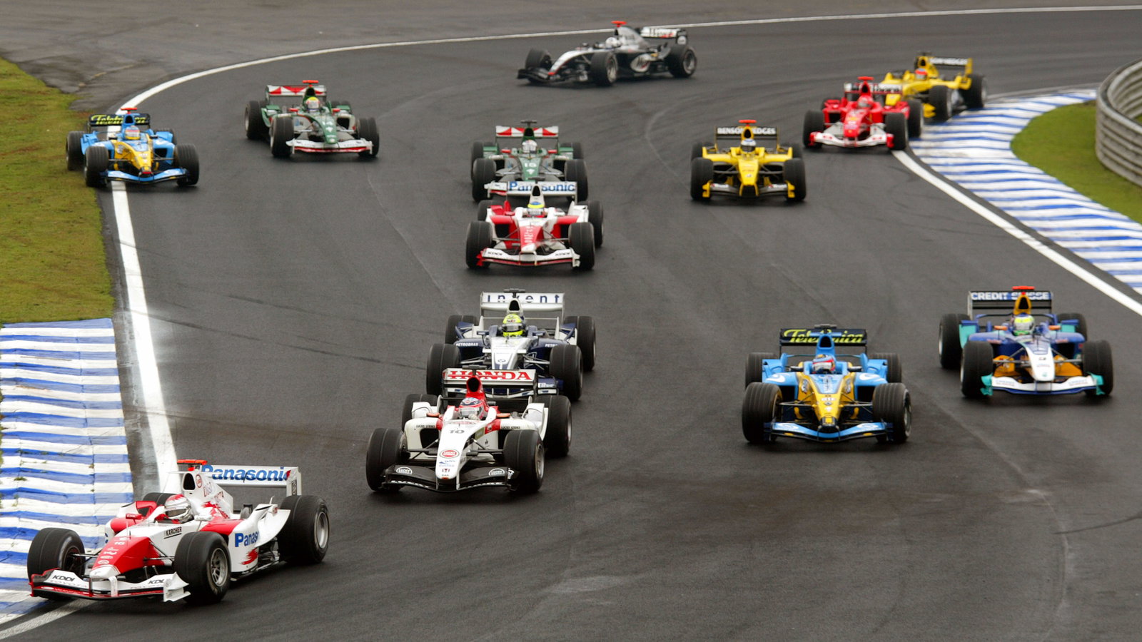 Jarno Trulli leads the midfield group at the start of the Brazilian Grand Prix, as Jacques Villeneuv