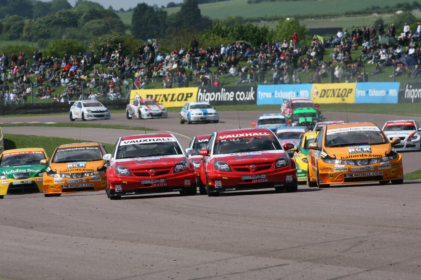 BTCC Start, Race , Tom Onslow-Cole (GBR) - VX Racing Vauxhall Vectra and Fabrizio Giovanardi (ITA) -