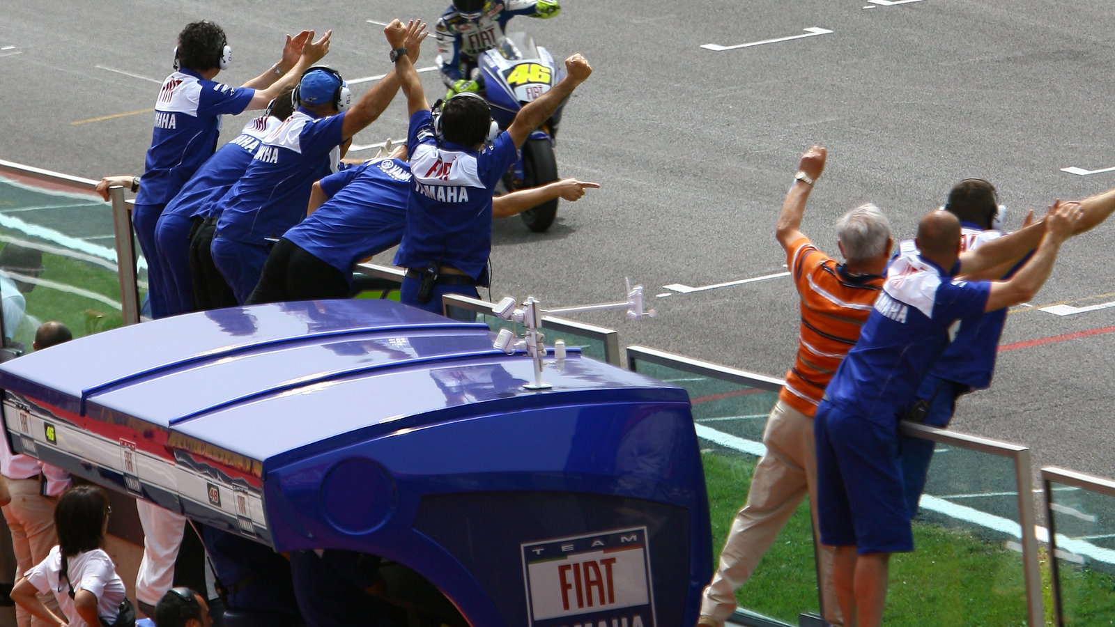Rossi`s team celebrate, Italian MotoGP Race 2008