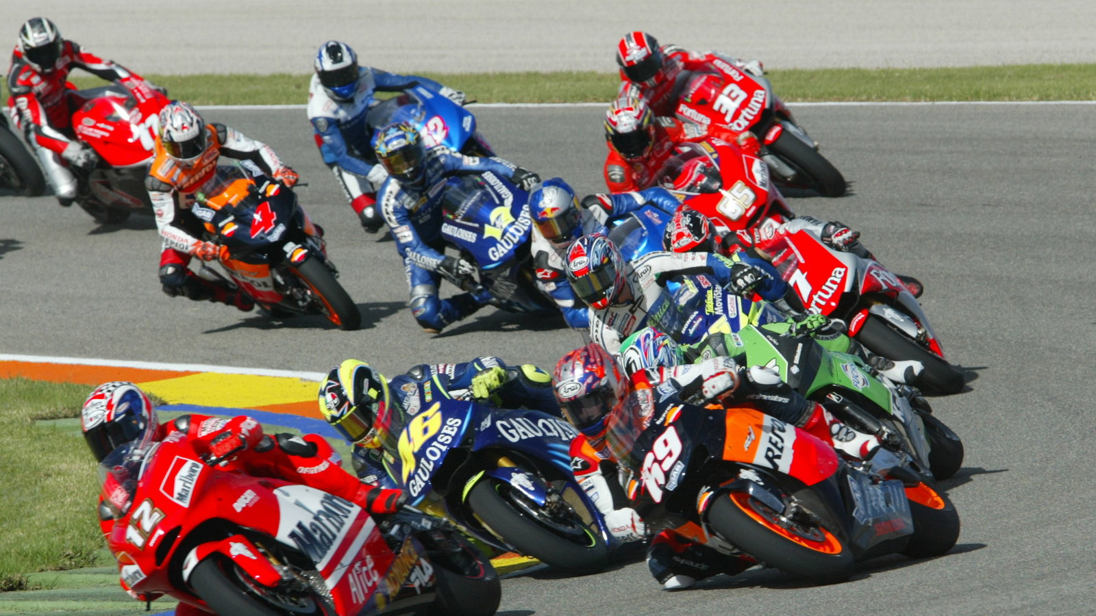 Bayliss leads Hayden Rossi et al, MotoGP Race, Valencia 2004