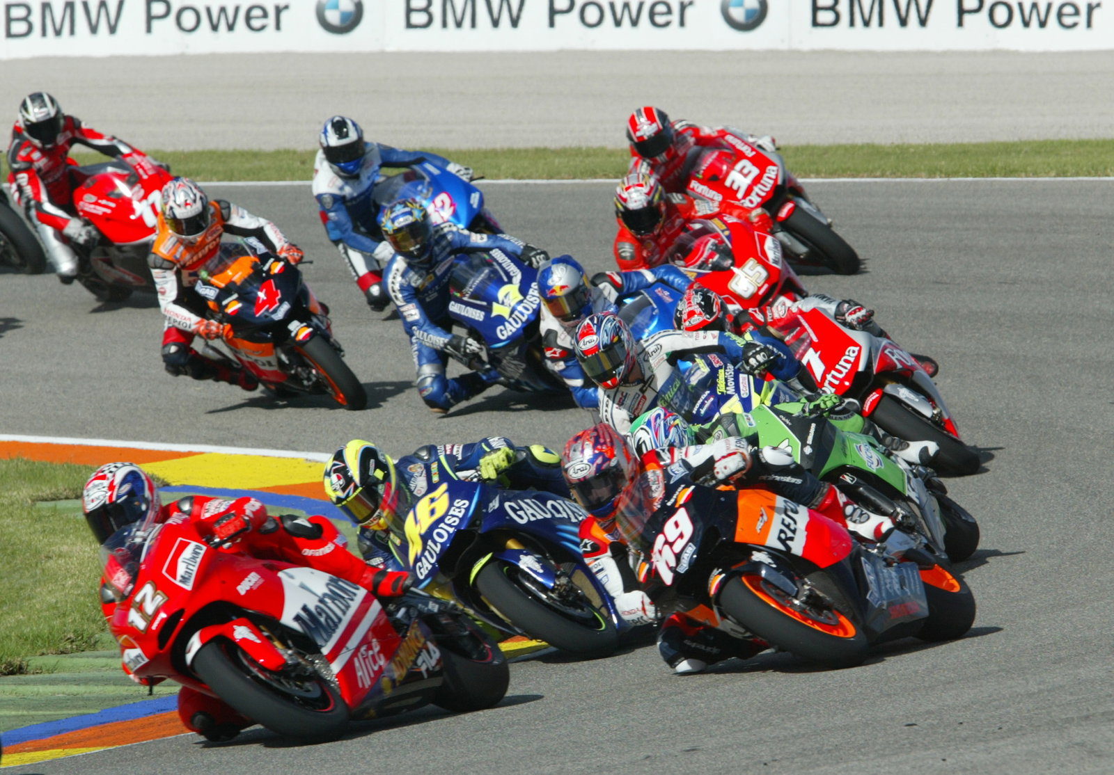 Bayliss leads Hayden Rossi et al, MotoGP Race, Valencia 2004