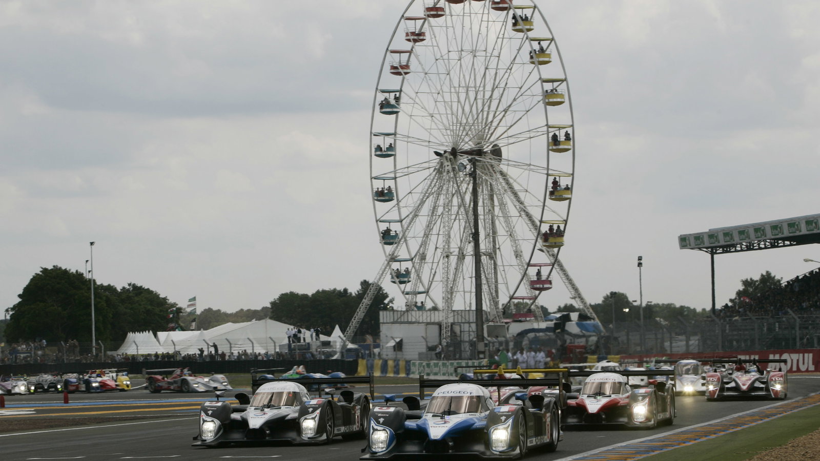 Peugeot lead at the start