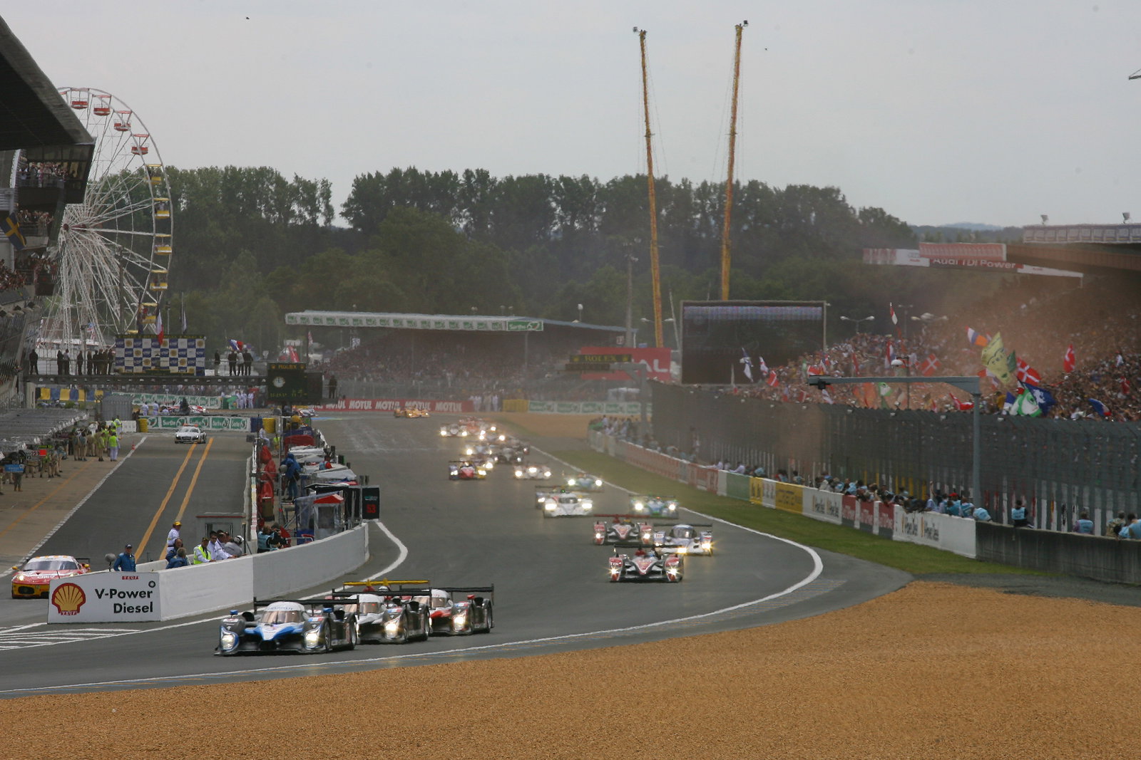 Start of the race, Lamy, Wurz, Sarrazin - Peugeot 908 HDi-FAP leads