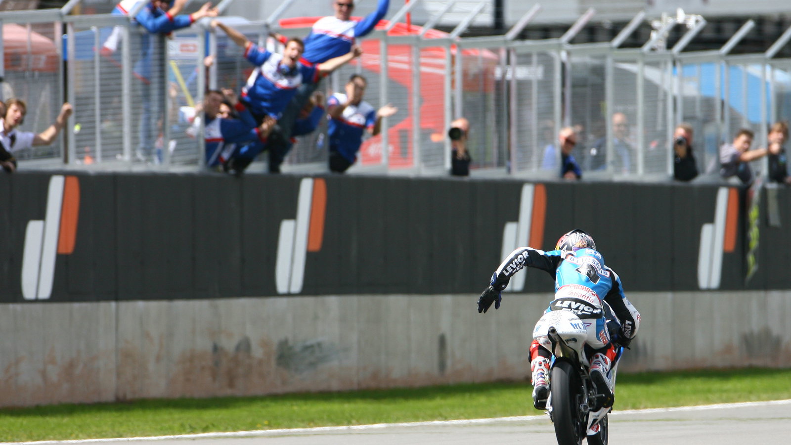 Redding wins, British 125GP Race 2008