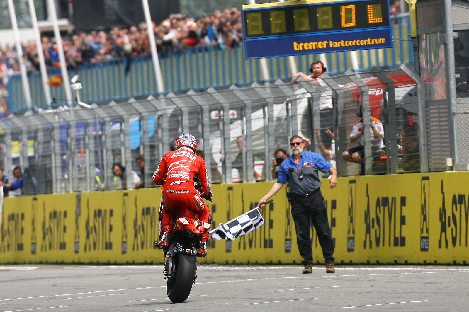 Stoner takes chequered flag, Dutch MotoGP 2008