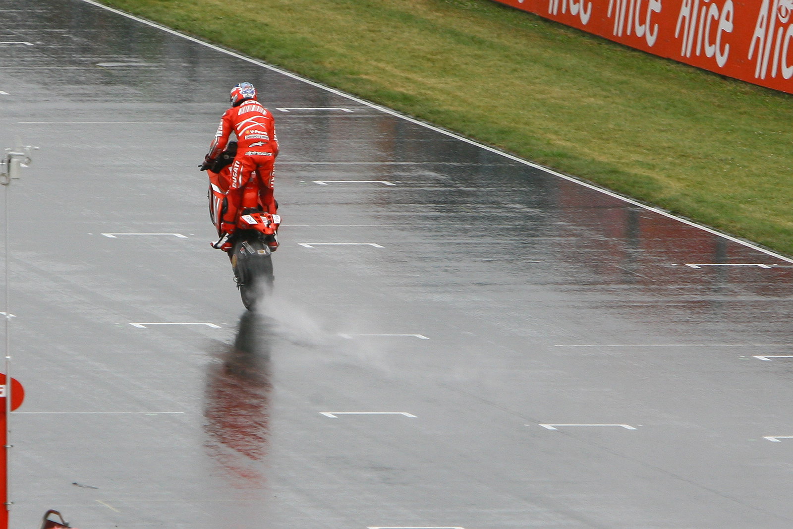 Stoner wins, German MotoGP Race 2008