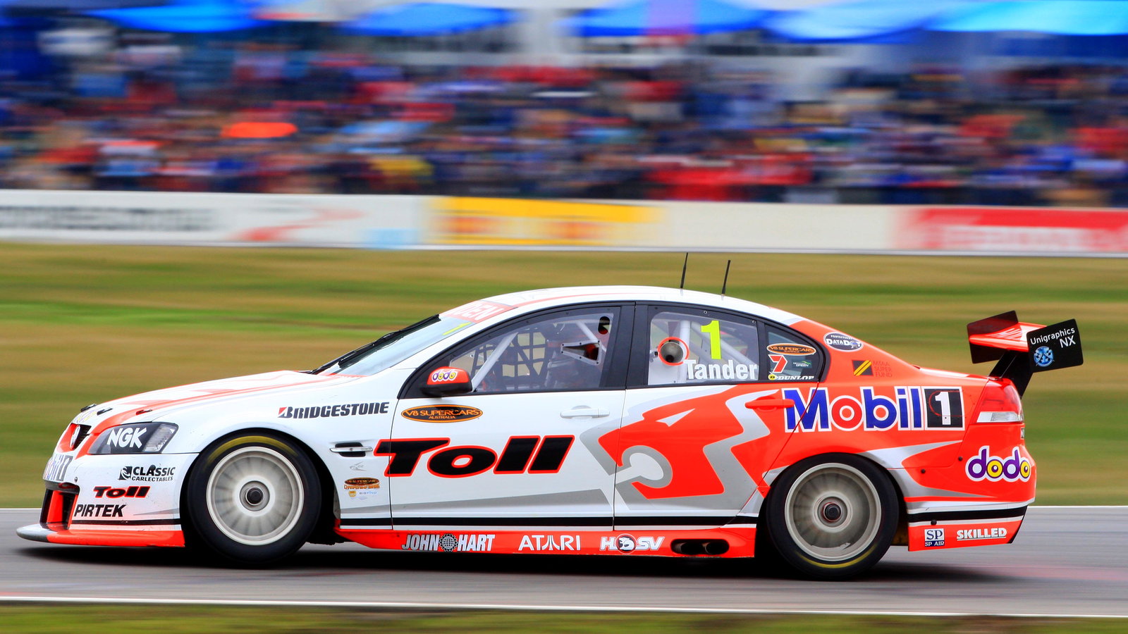 Garth Tander (aust) Toll HRT CommodoreV8 Supercars Rd 8Winton Motor racewayBenalla Vic