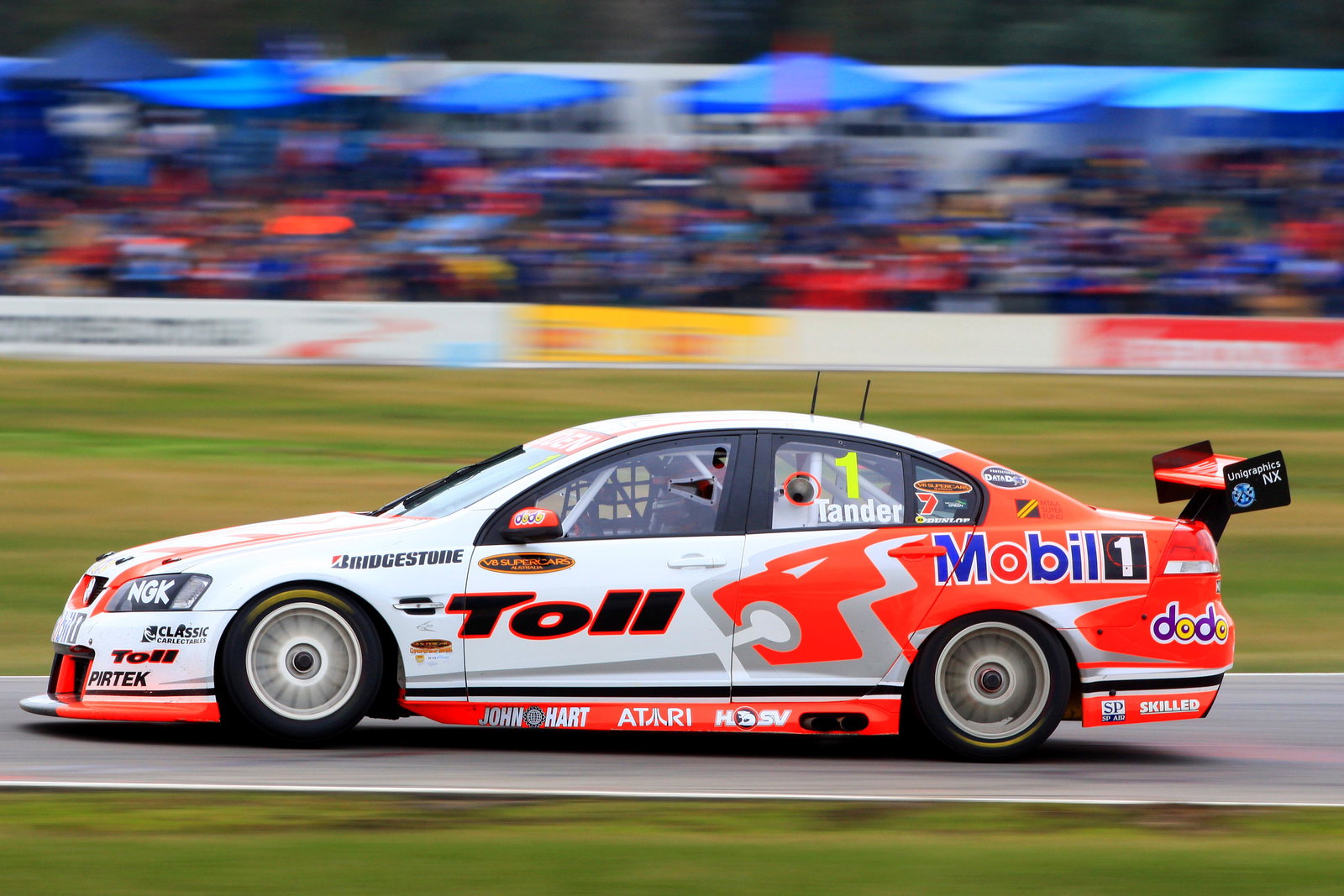 Garth Tander (aust) Toll HRT CommodoreV8 Supercars Rd 8Winton Motor racewayBenalla Vic