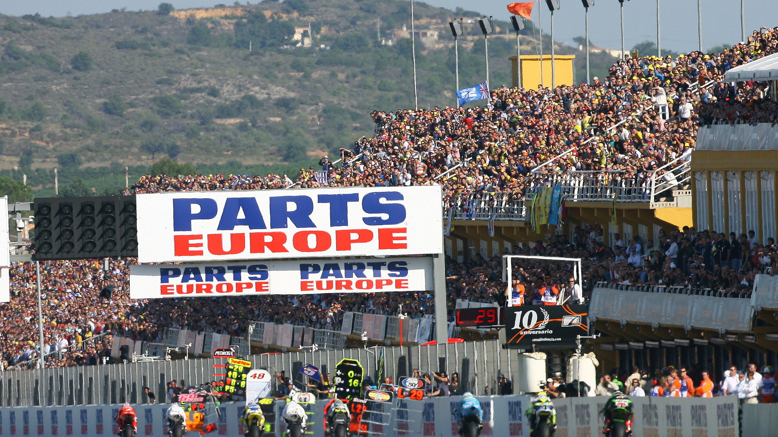 Stoner leads, Valencia MotoGP 2008
