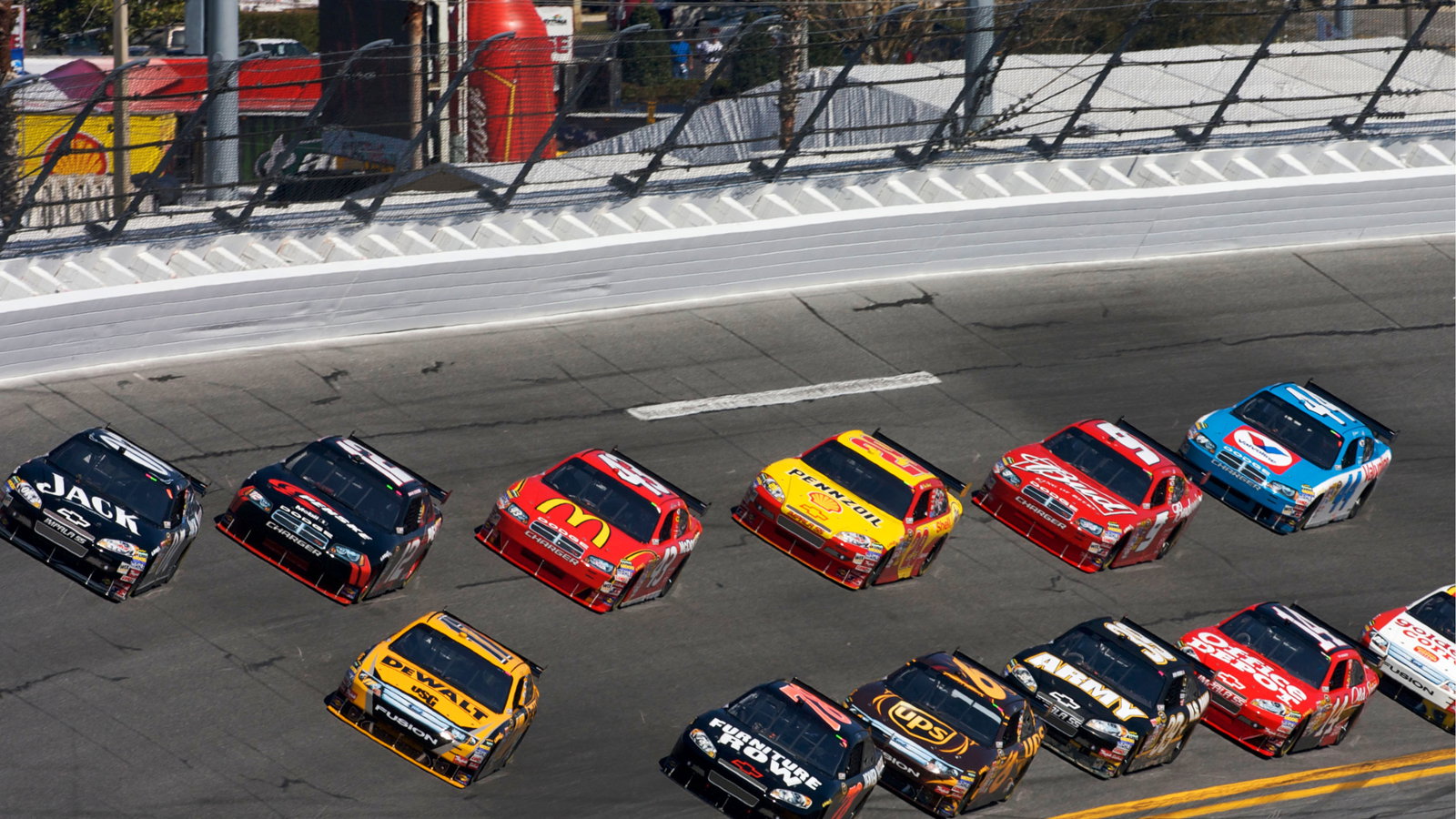 Casey Mears, Richard Childress Racing Chevrolet and Matt Kenseth, Roush Fenway Racing Ford lead a gr