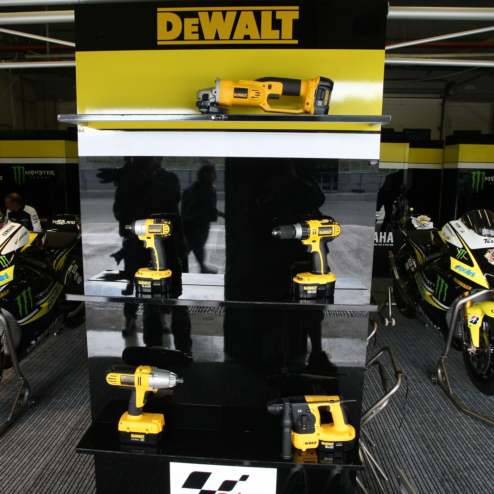 Tech 3, wall dividing Toseland and Edwards, Jerez MotoGP Test 2009