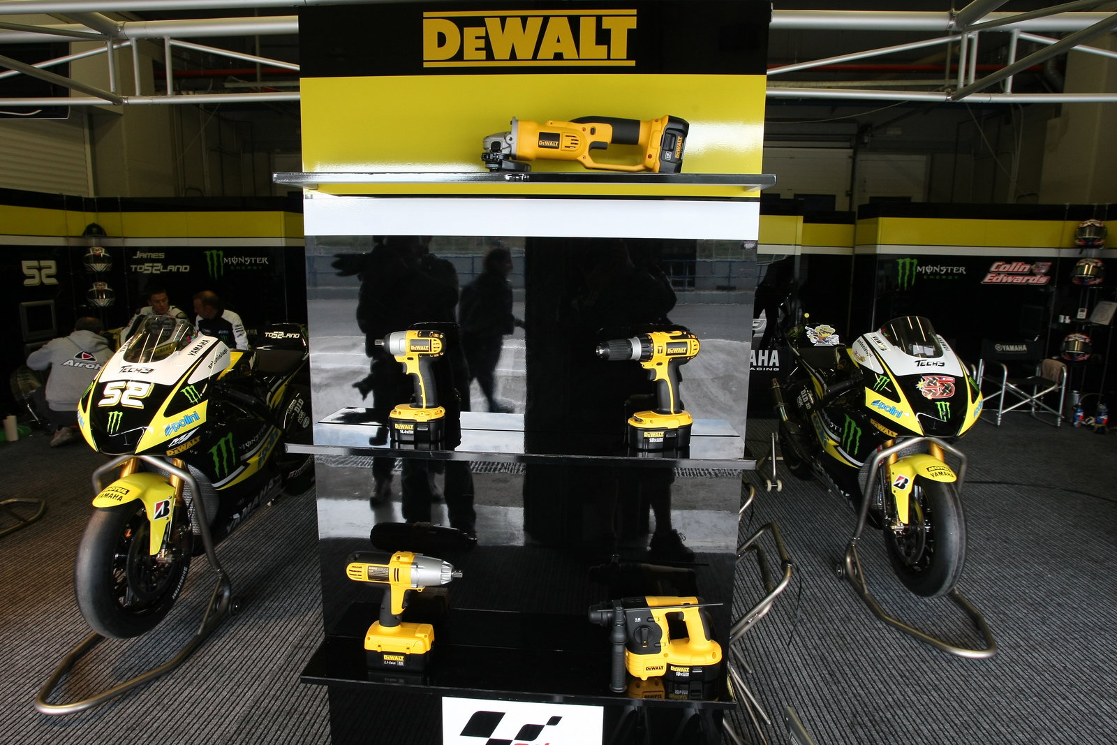 Tech 3, wall dividing Toseland and Edwards, Jerez MotoGP Test 2009