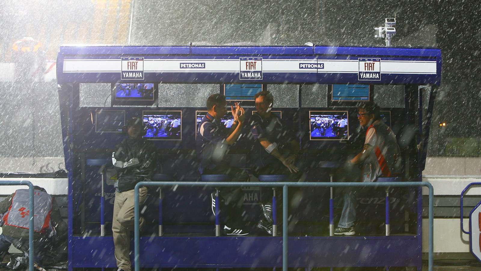 Furuzawa and Jarvis during the rain, Qatar MotoGP 2009
